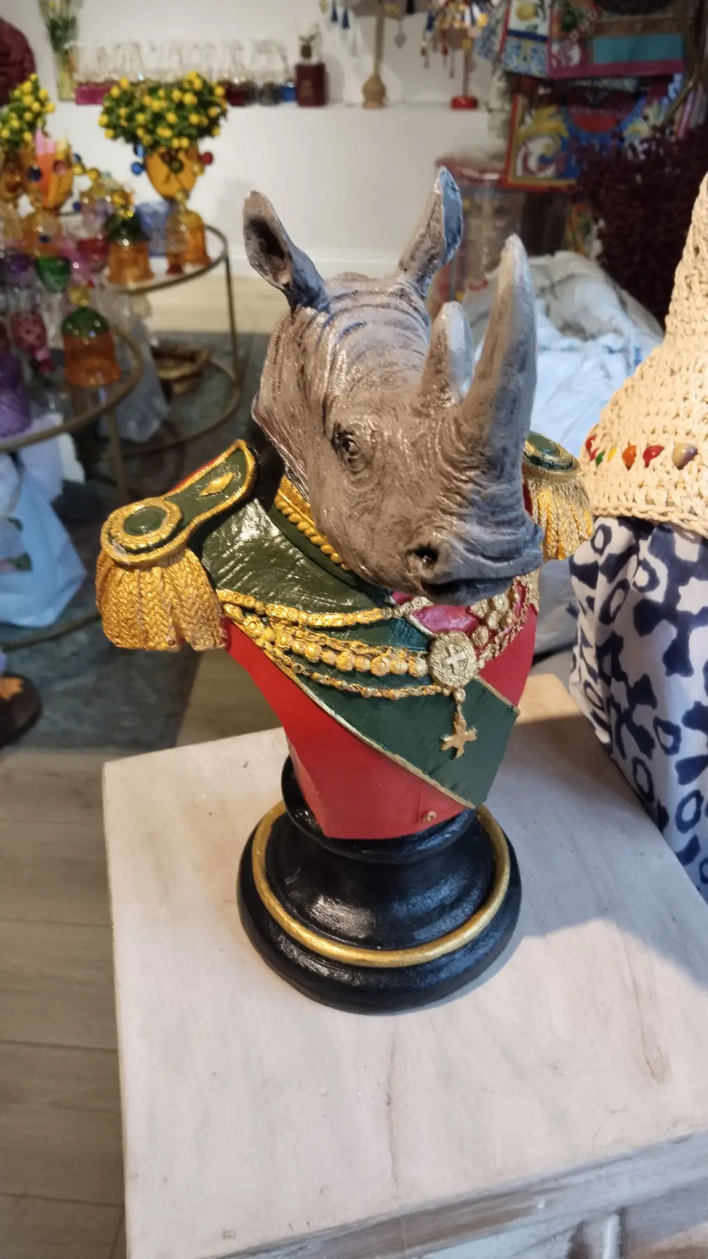 Dekoratif rhinoceros heykeli