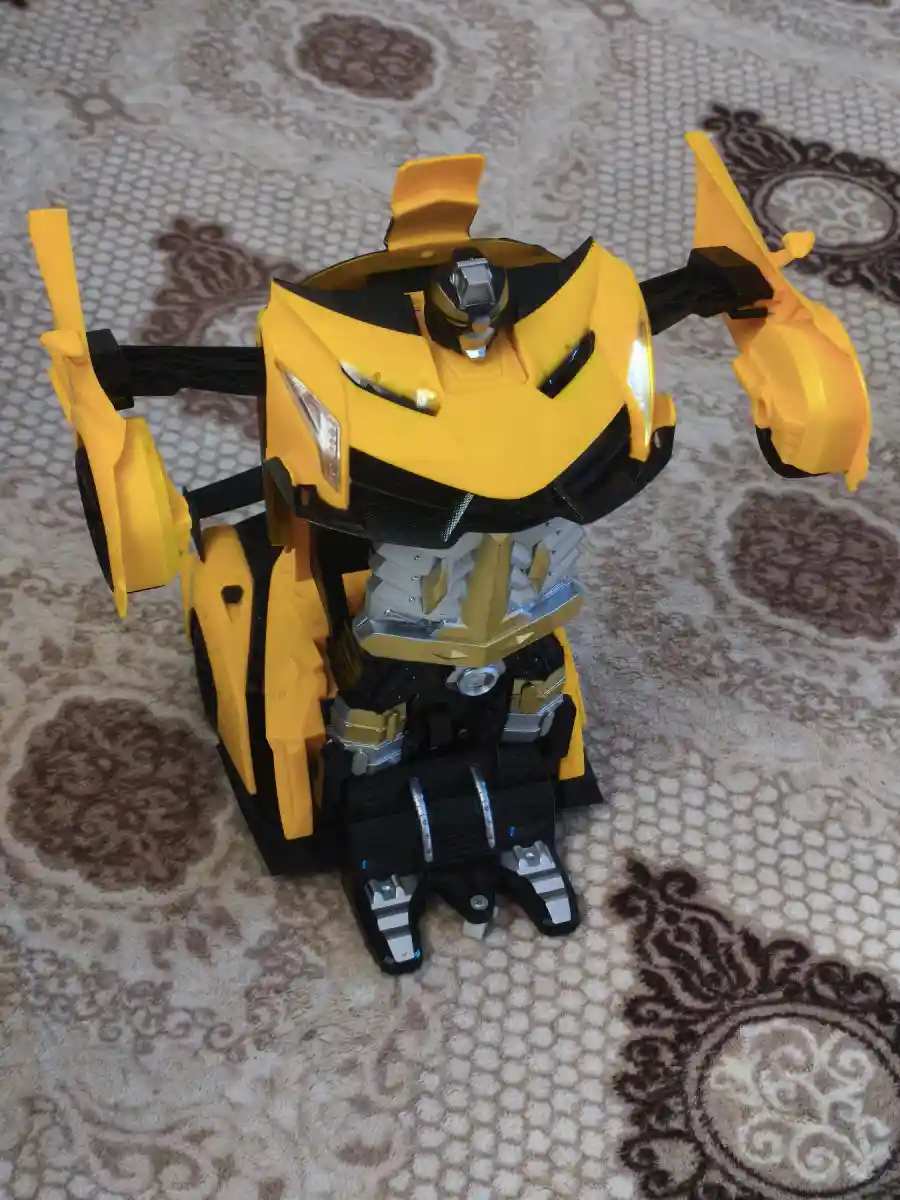 Oyuncak robot araba