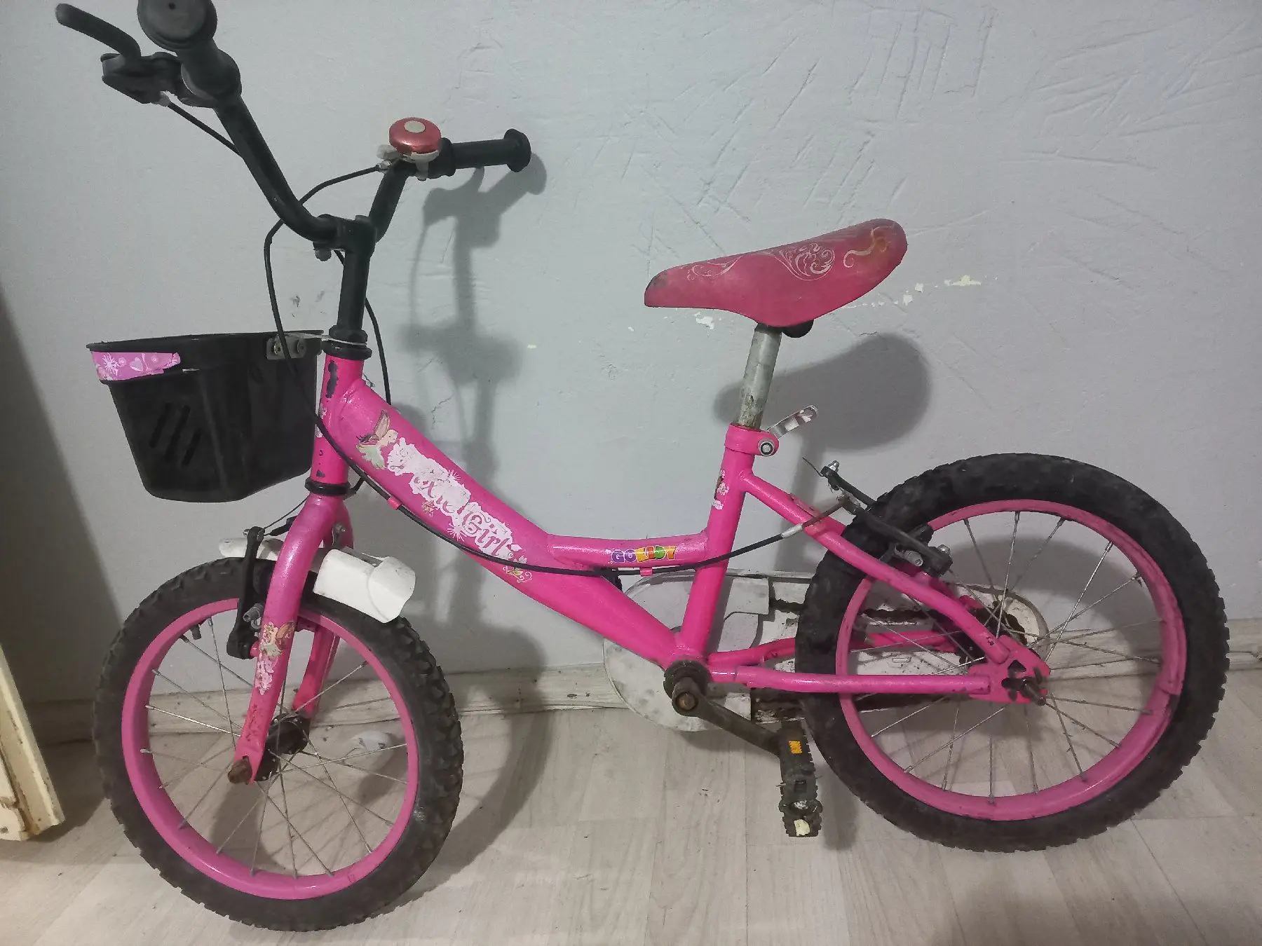 Pembe kız çocuk bisikleti