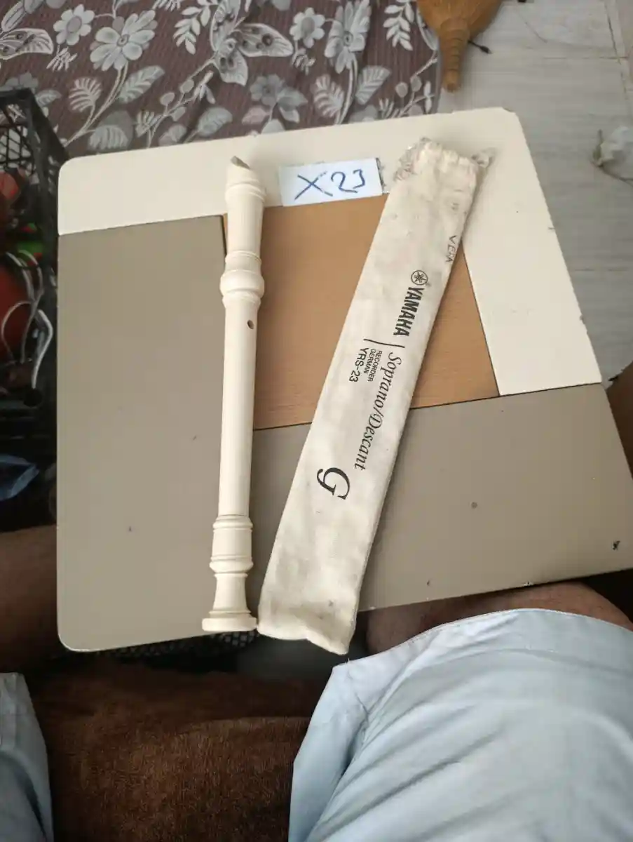 Beyaz plastik şamdan