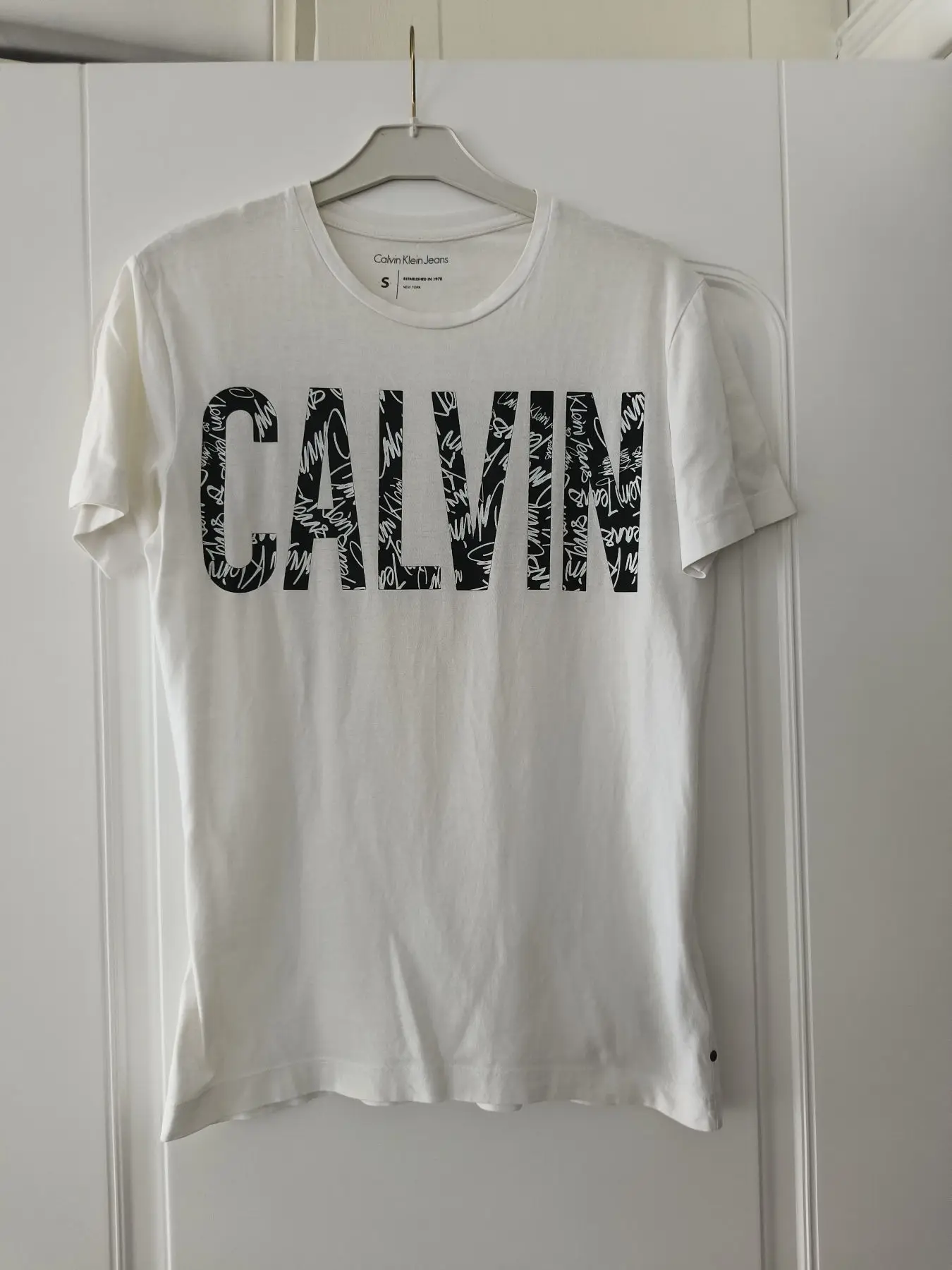 Calvin klein ori̇ji̇nal erkek siyah-beyaz "calvin" yazılı tişört