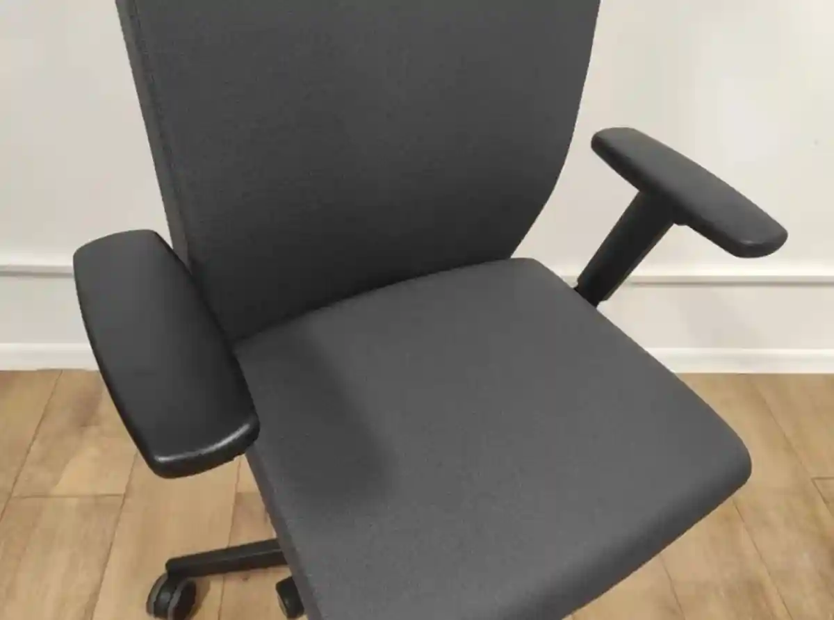 Gri ofis sandalyesi