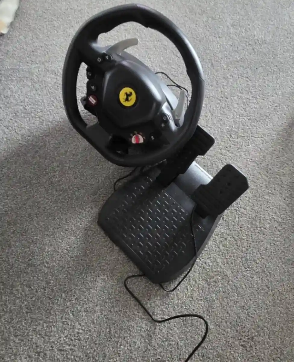 Ferrari yarış direksiyonu ve pedal seti ilan görseli