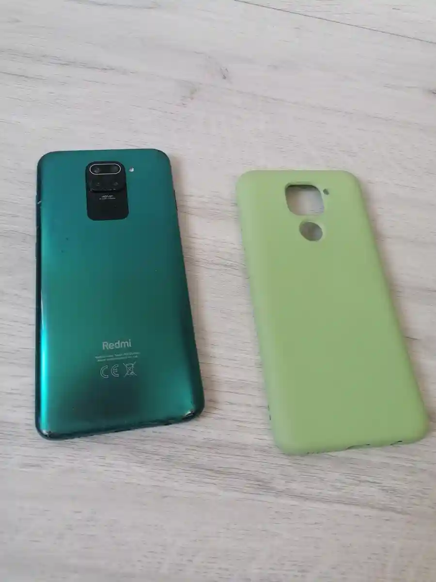 Yeşil kılıf ile redmi akıllı telefon