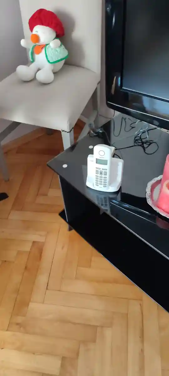Beyaz kablosuz telefon