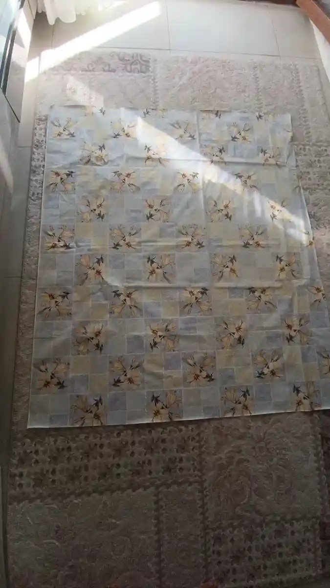 çiçek desenli masa örtüsü