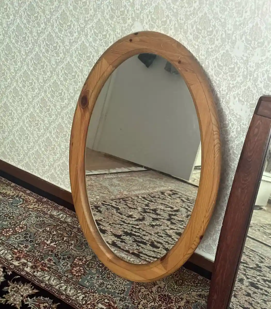 Ahşap çerçeveli oval ayna