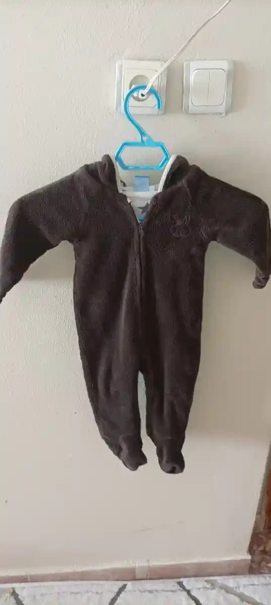 Kahverengi kışlık bebek tulumu
