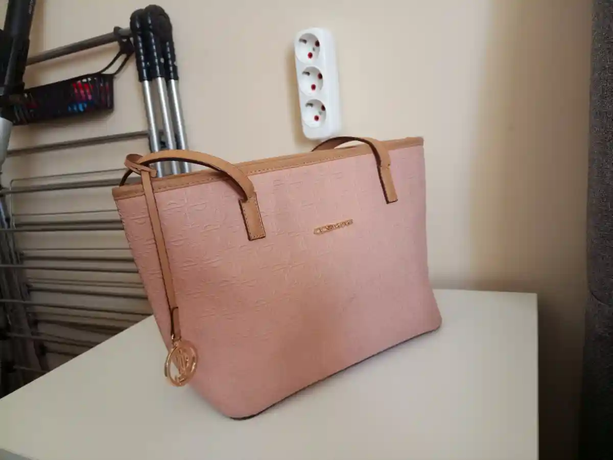 Pembe kadın çantası