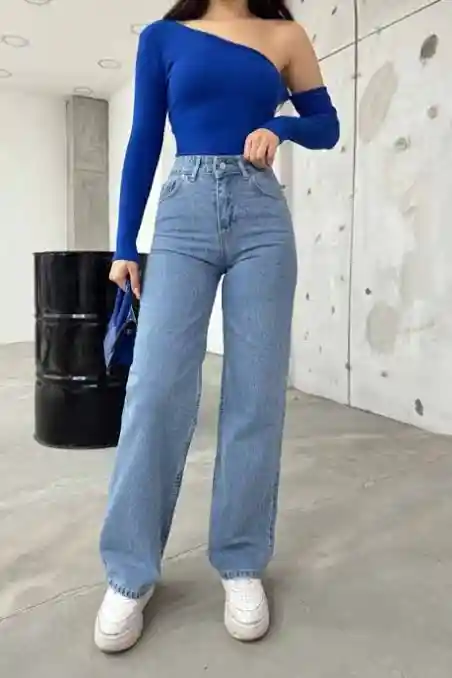 Mavi tek omuz bluz ve yüksek bel kot pantolon