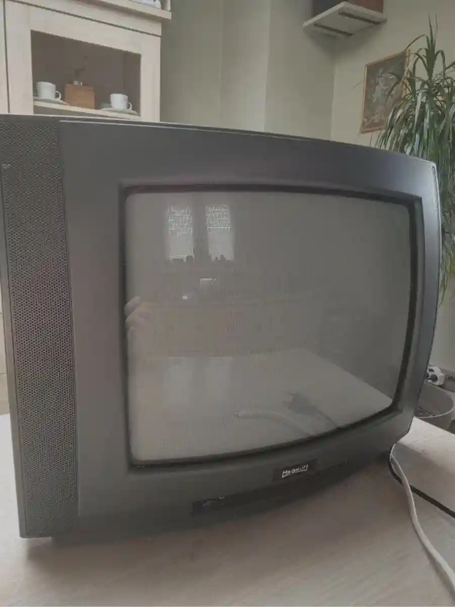 Eski televizyon satılık