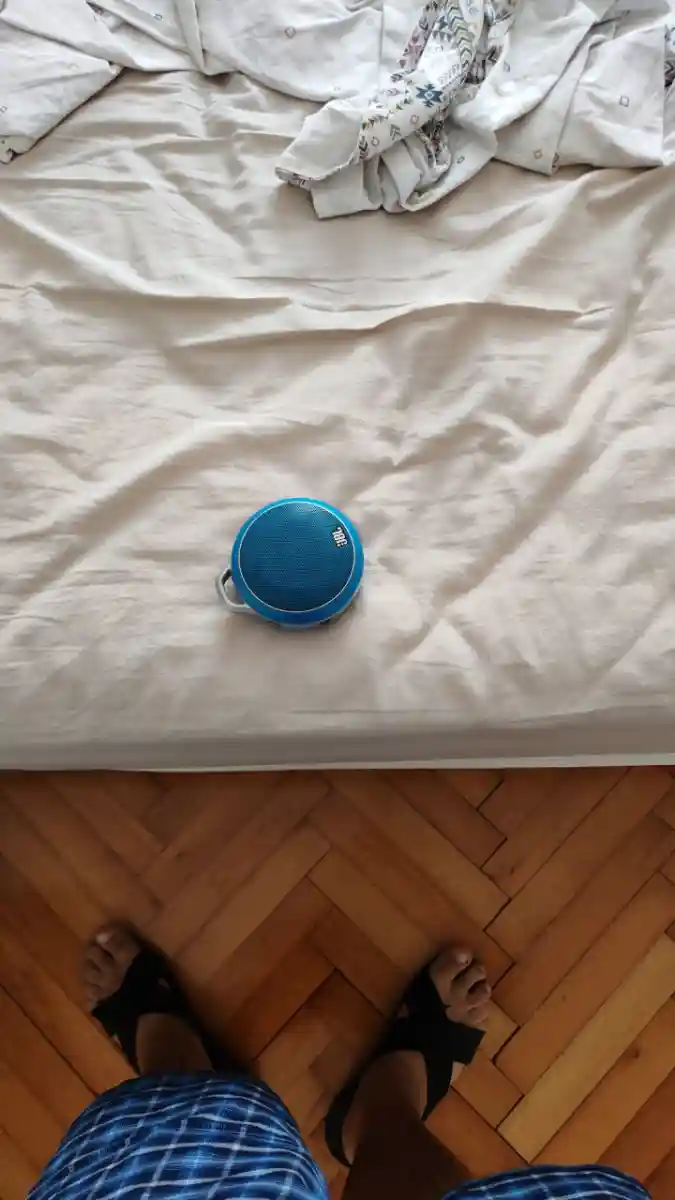 Mavi renkli bluetooth jbl  hoparlör