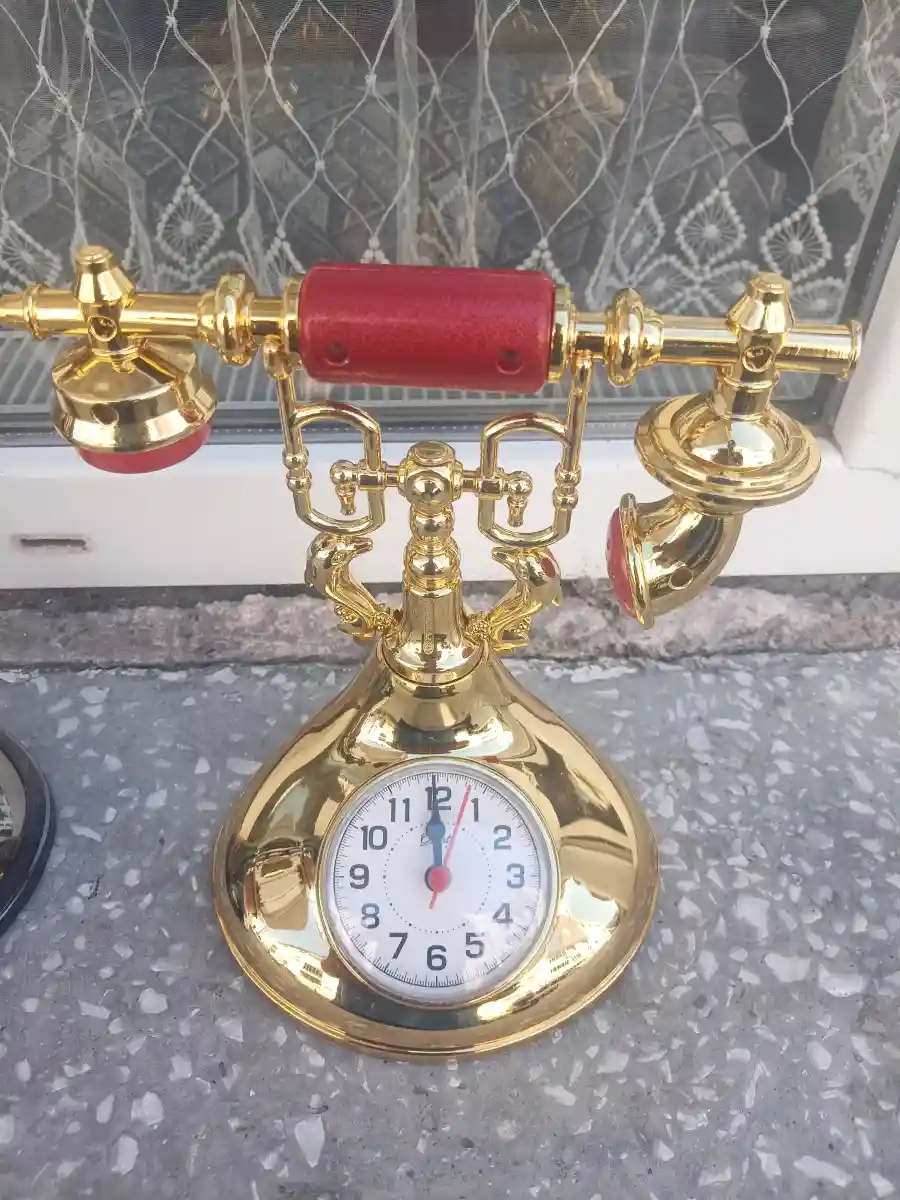 Antika altın renkli telefon
