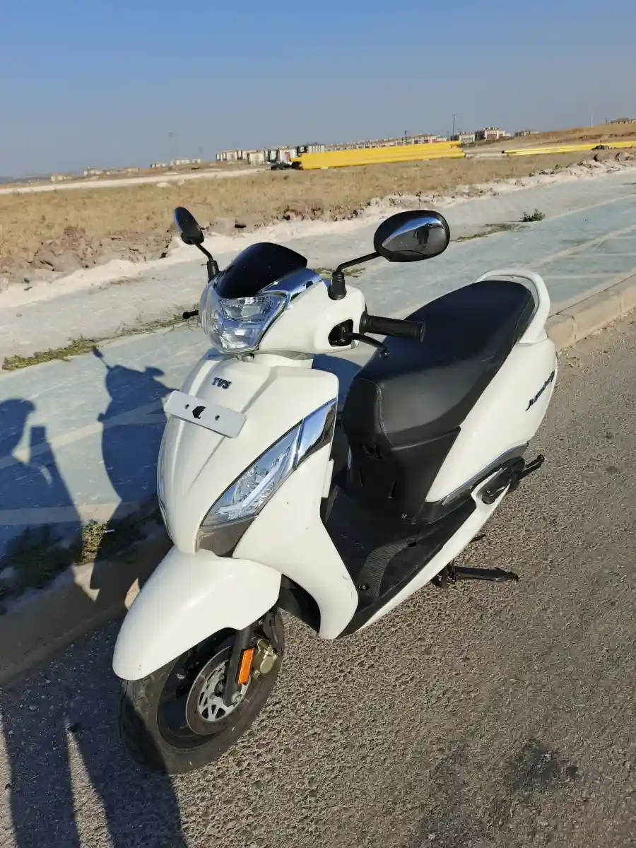 Beyaz renkli scooter