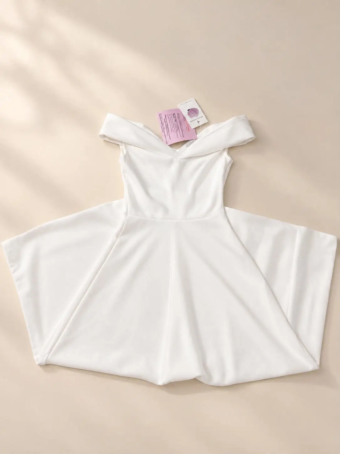 şık beyaz off-shoulder elbise