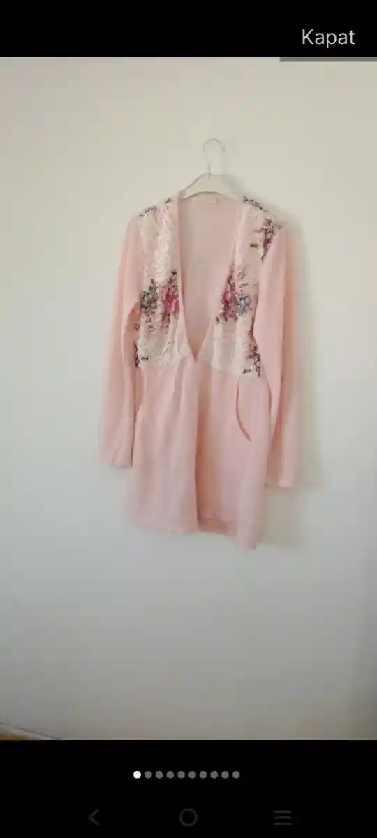 çiçek desenli pembe elbise
