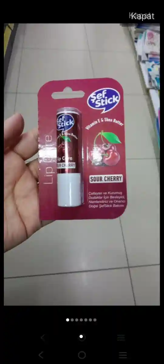 Ekşi kiraz aromalı dudak balsamı