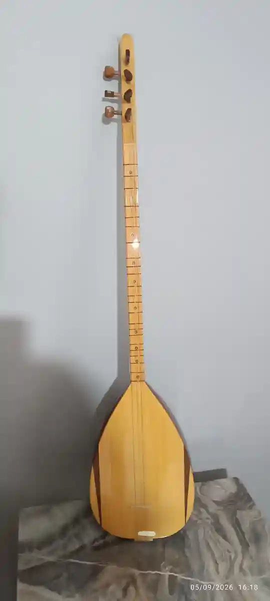 Ahşap bağlama müzik aleti
