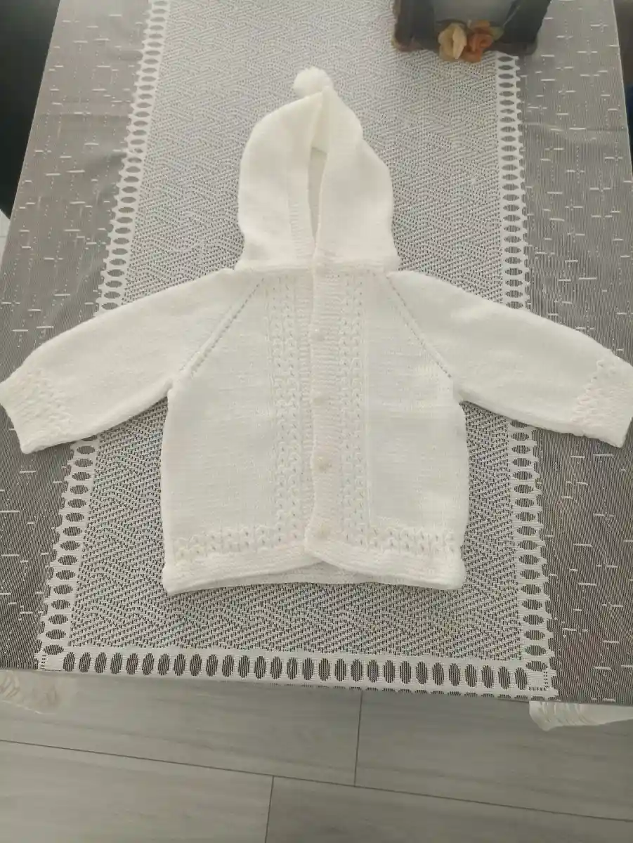 Beyaz kapüşonlu bebek hırkası 2/2.5 yaş