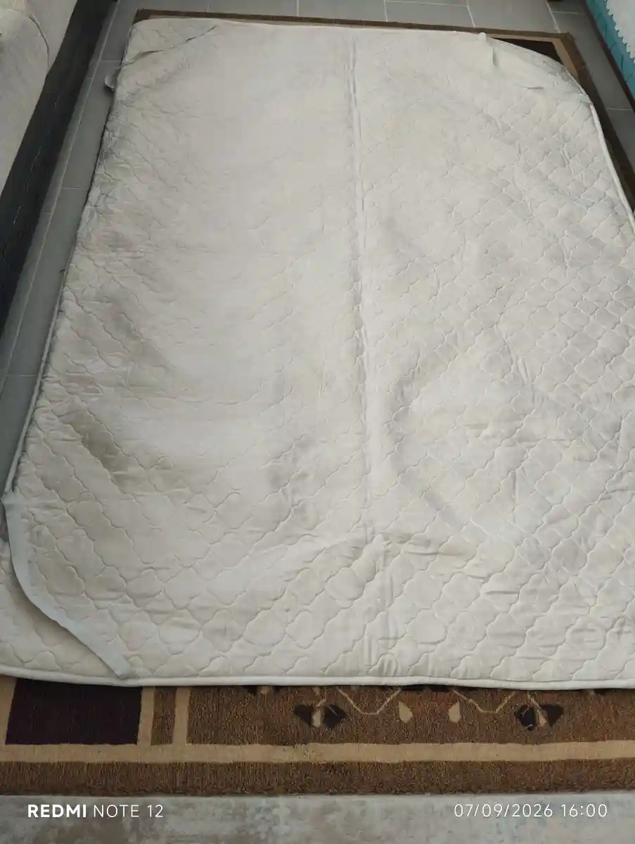 çift kişilik yatak koruyucu kalınlık 1.5 cm sadece bir lastiği yok içi sünger