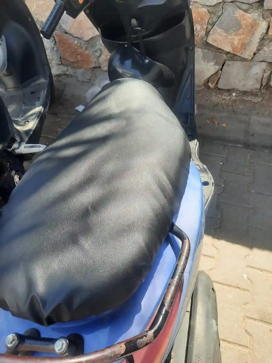Siyah motosiklet koltuğu her marka vardır