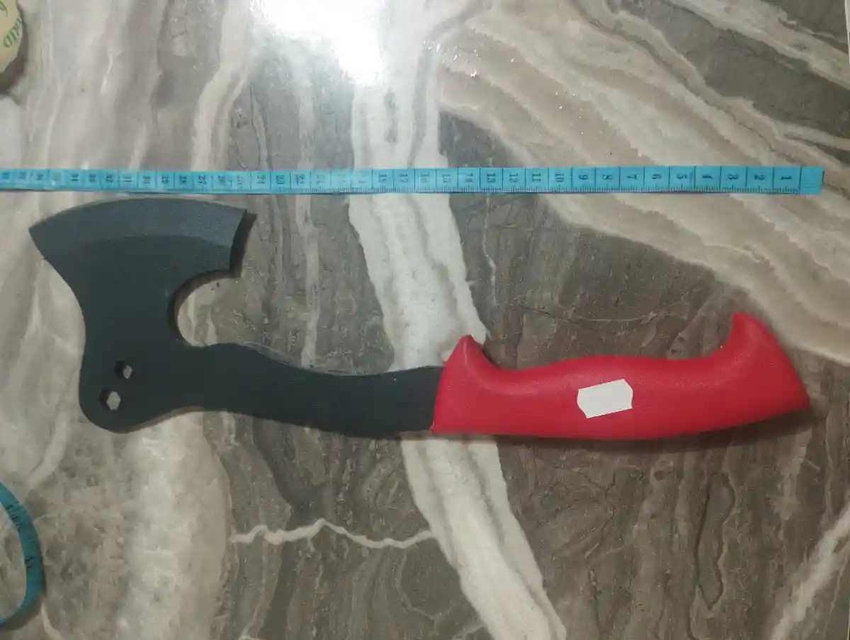 Kırmızı saplı kesme aleti