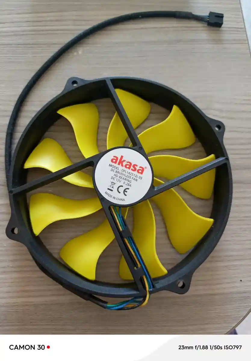 Akasa sarı kanatlı soğutucu fan