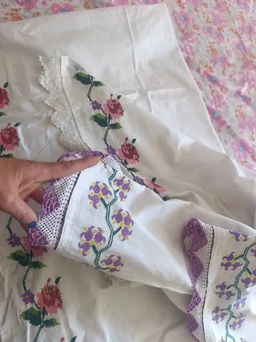 Antika çiçek desenli el yapımı kanaviçe 80 yıllık acilen satılıktır
