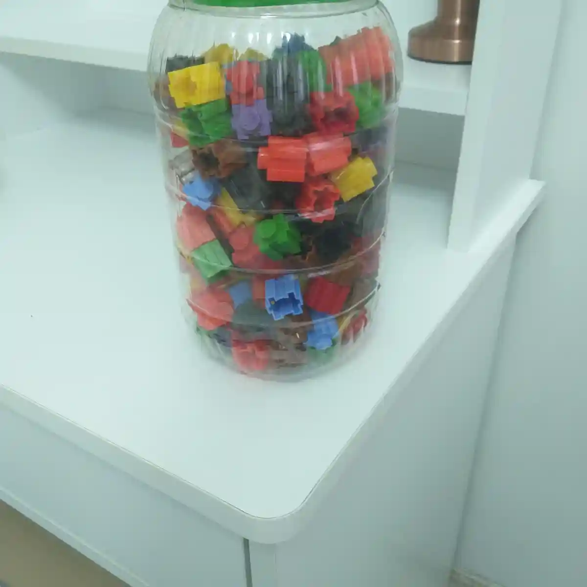 Renkli plastik oyun parçaları