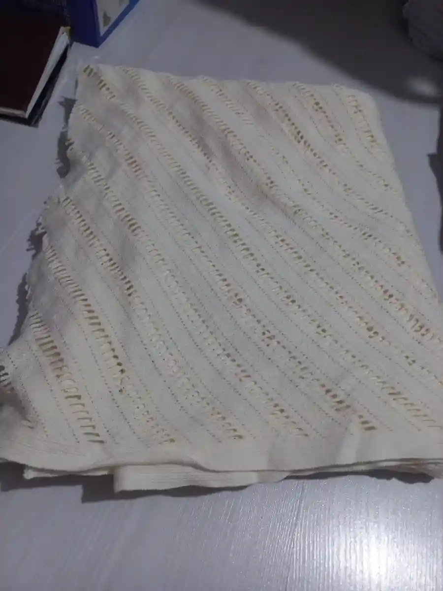 Krem örgü kumaş parçası