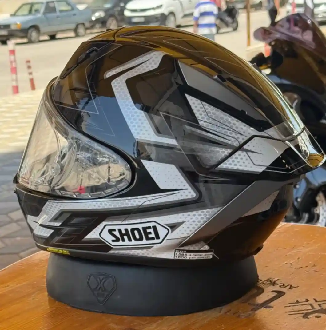 Shoei marka siyah motor kaskı