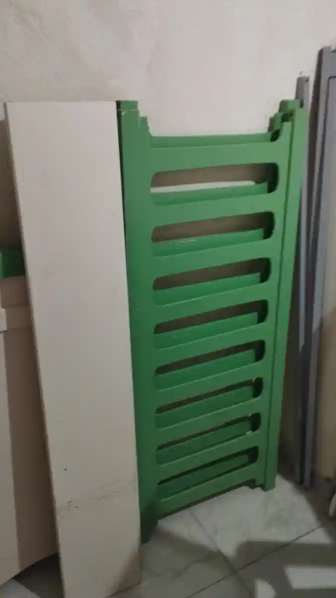 Yeşil ahşap  beşik.. sapasağlam.. hiç bi eksiği kırığı vs yok