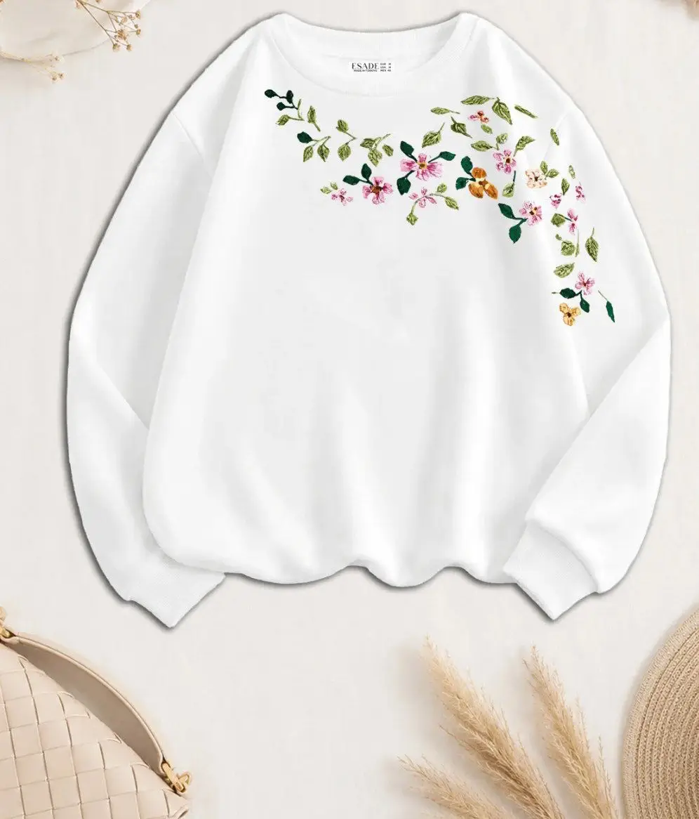 çiçek desenli beyaz sweatshirt