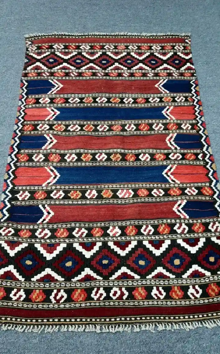 Renkli desenli el dokuma manastır  kilim