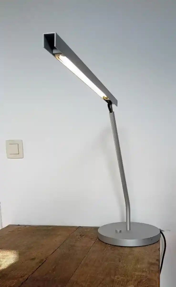 Modern tasarımlı masa lambası ilan görseli