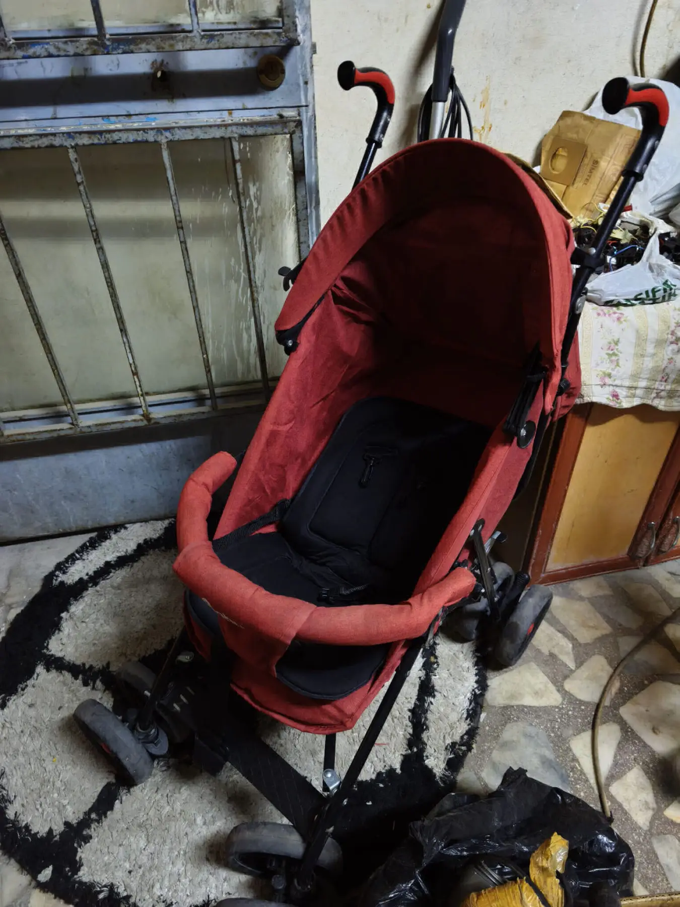 Kırmızı katlanabilir bebek arabası