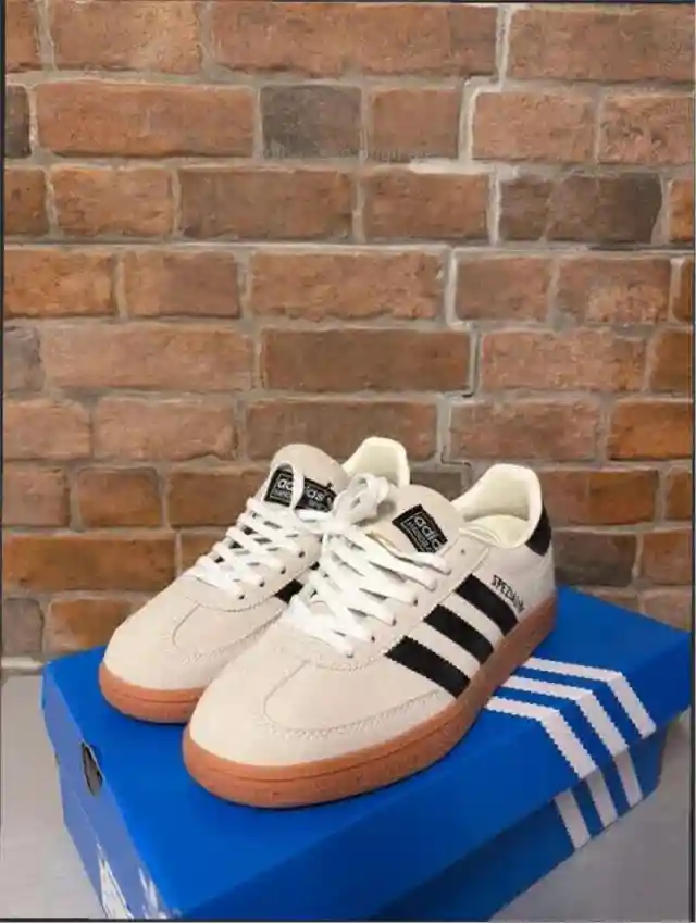 Adidas beyaz siyah spor ayakkabı ilan görseli