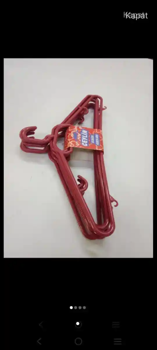 Kırmızı metal kıyafet askısı