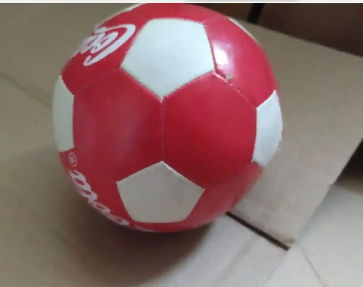 Kırmızı beyaz futbol topu