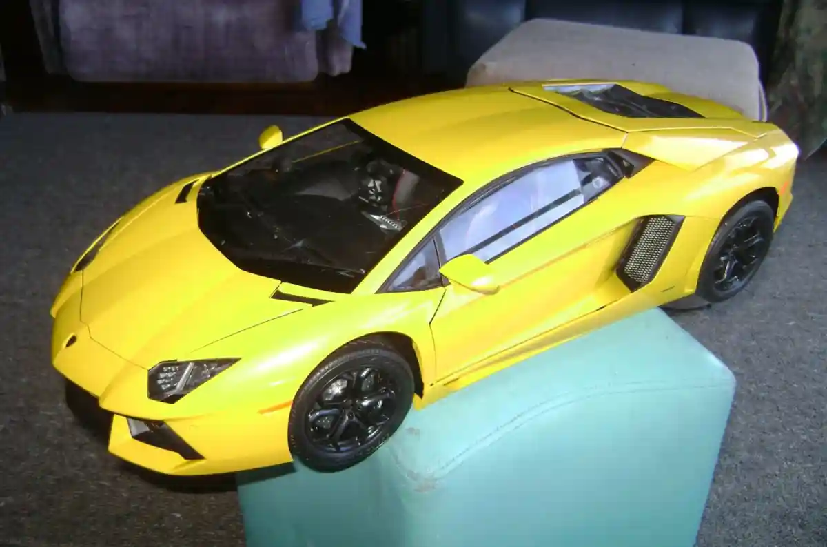 Sarı lamborghini model araba ilan görseli