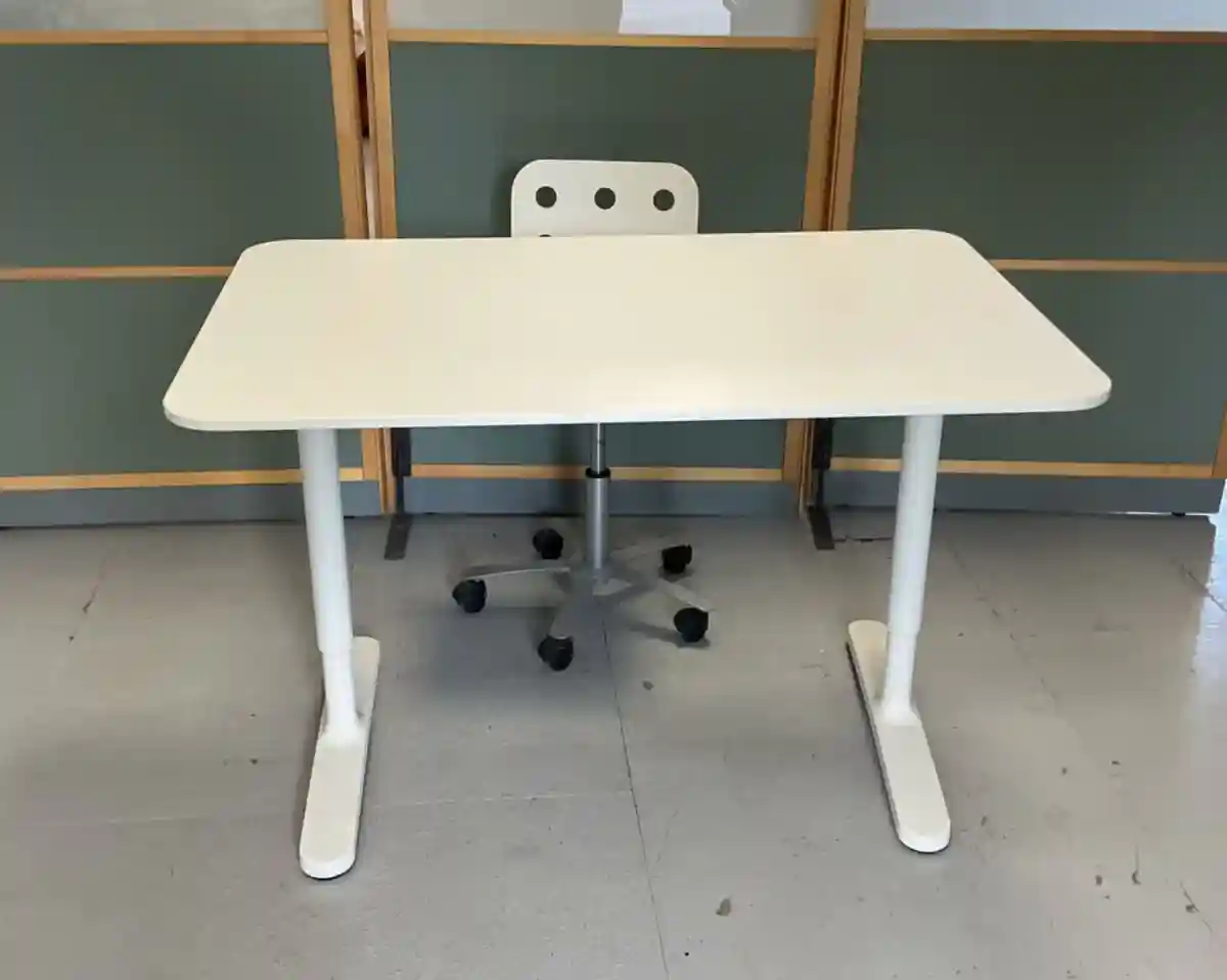 Beyaz ofis çalışma masası