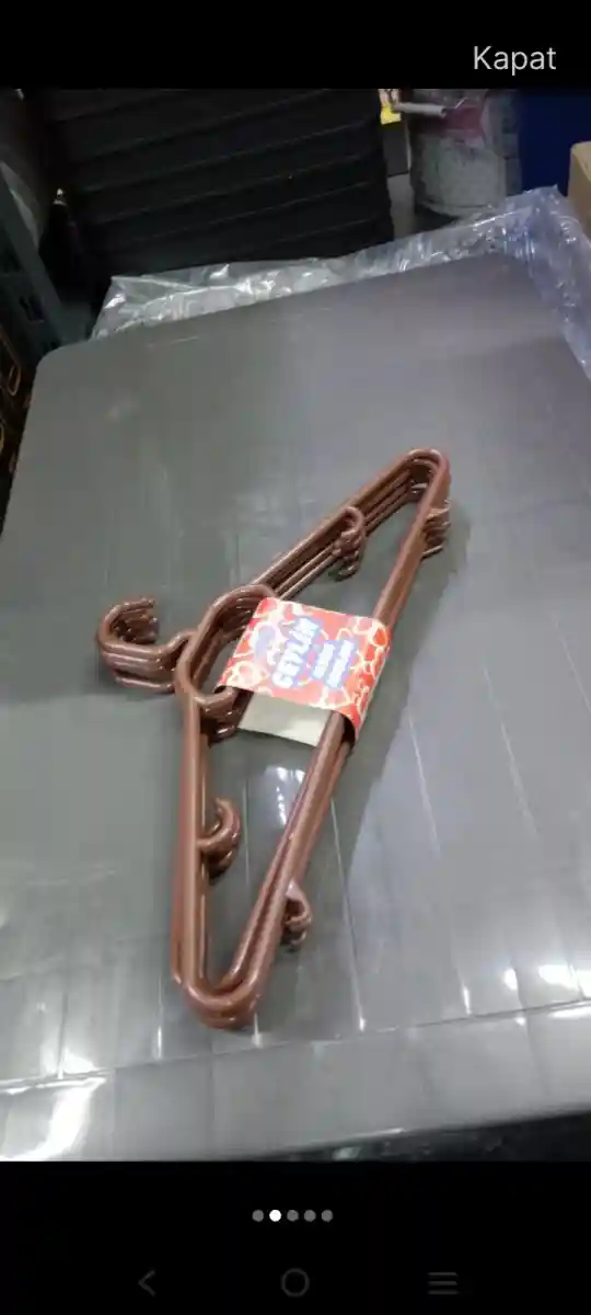 Kahverengi metal kıyafet askısı