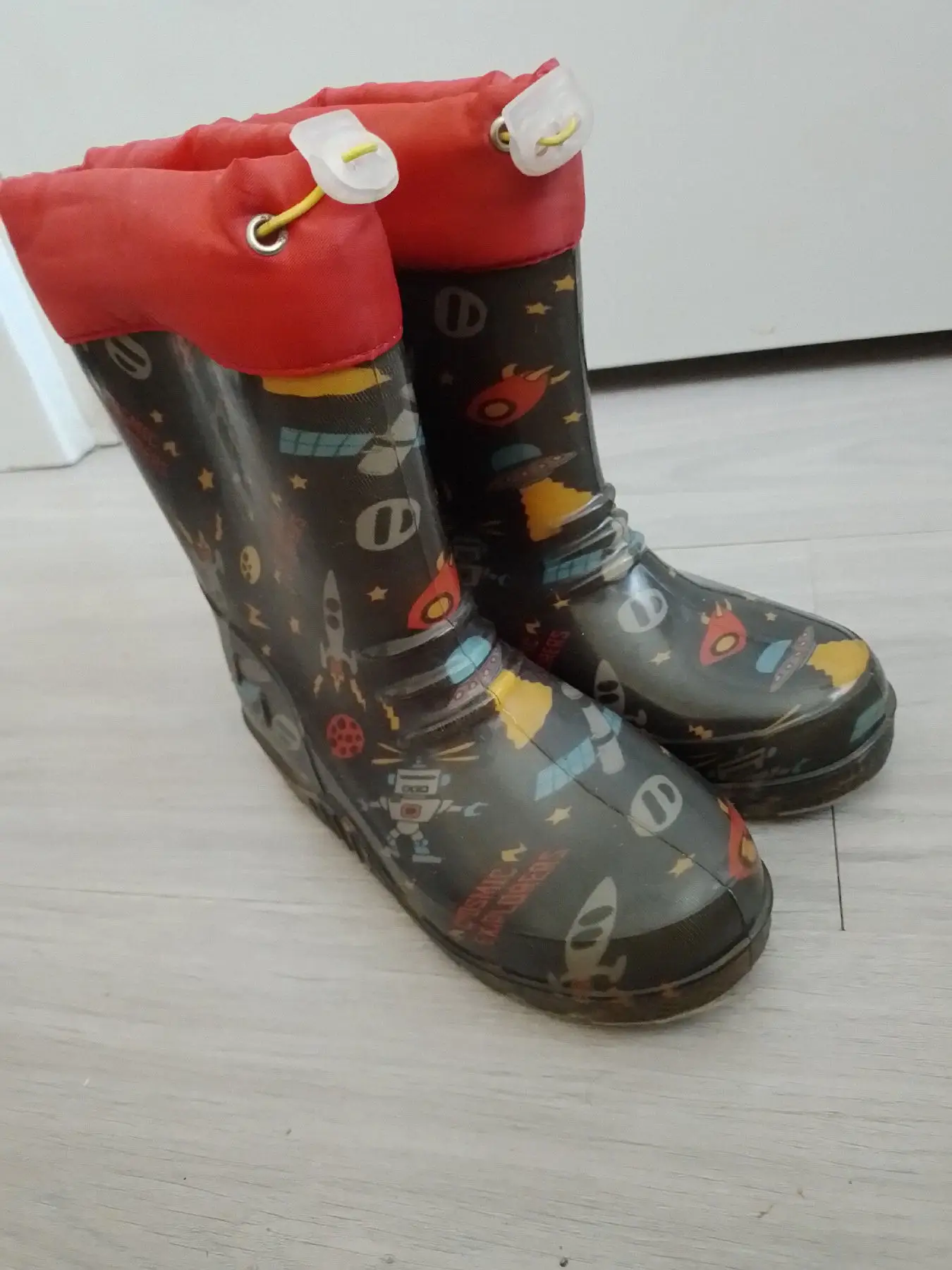Renkli desenli çocuk yağmur botu
