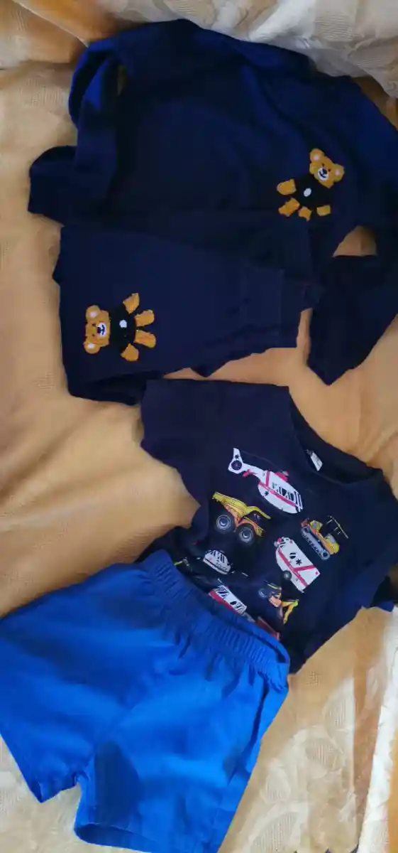Biri  takım eşortman. biri şort ve tshirt takım