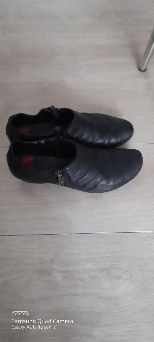 Siyah deri kadın ayakkabı
