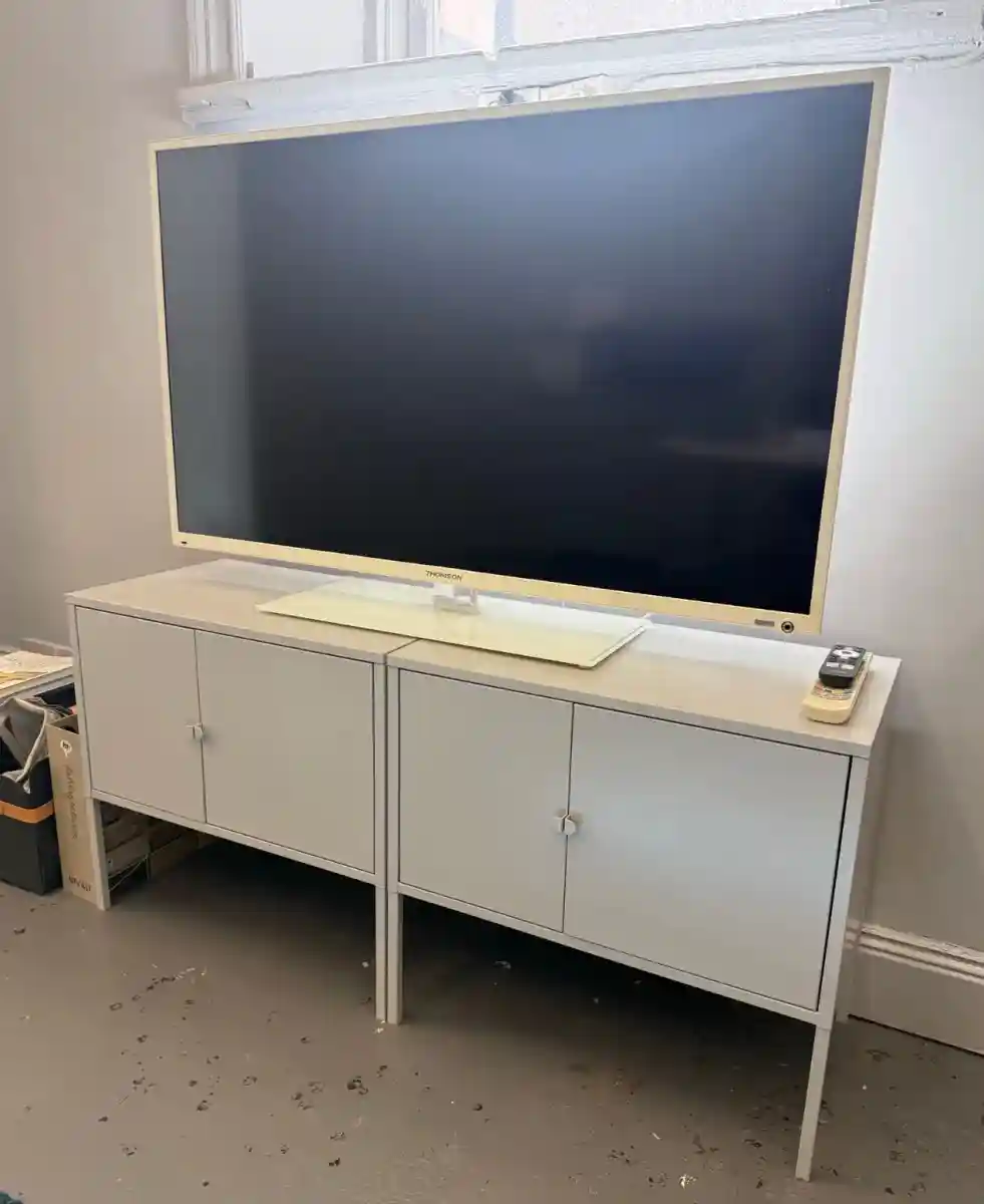 Beyaz tv ünitesi ve sehpa ilan görseli