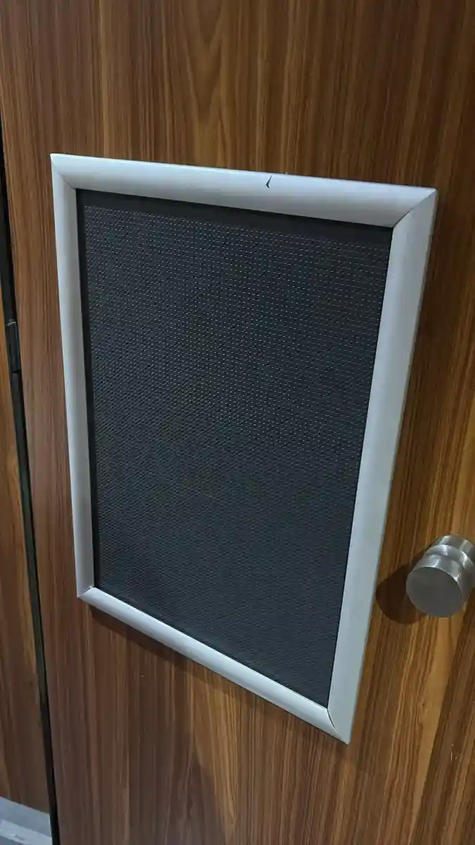 Duvarda asılı çerçeveli pano