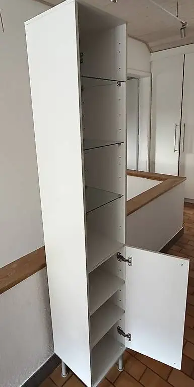 Beyaz şeffaf raflı depolama dolabı