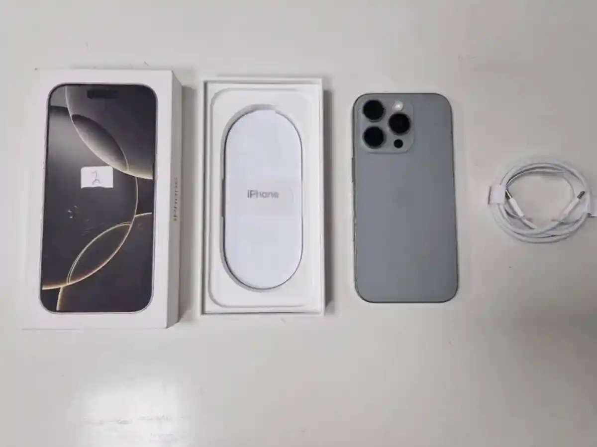 Gri renkli akıllı telefon ve şarj aleti