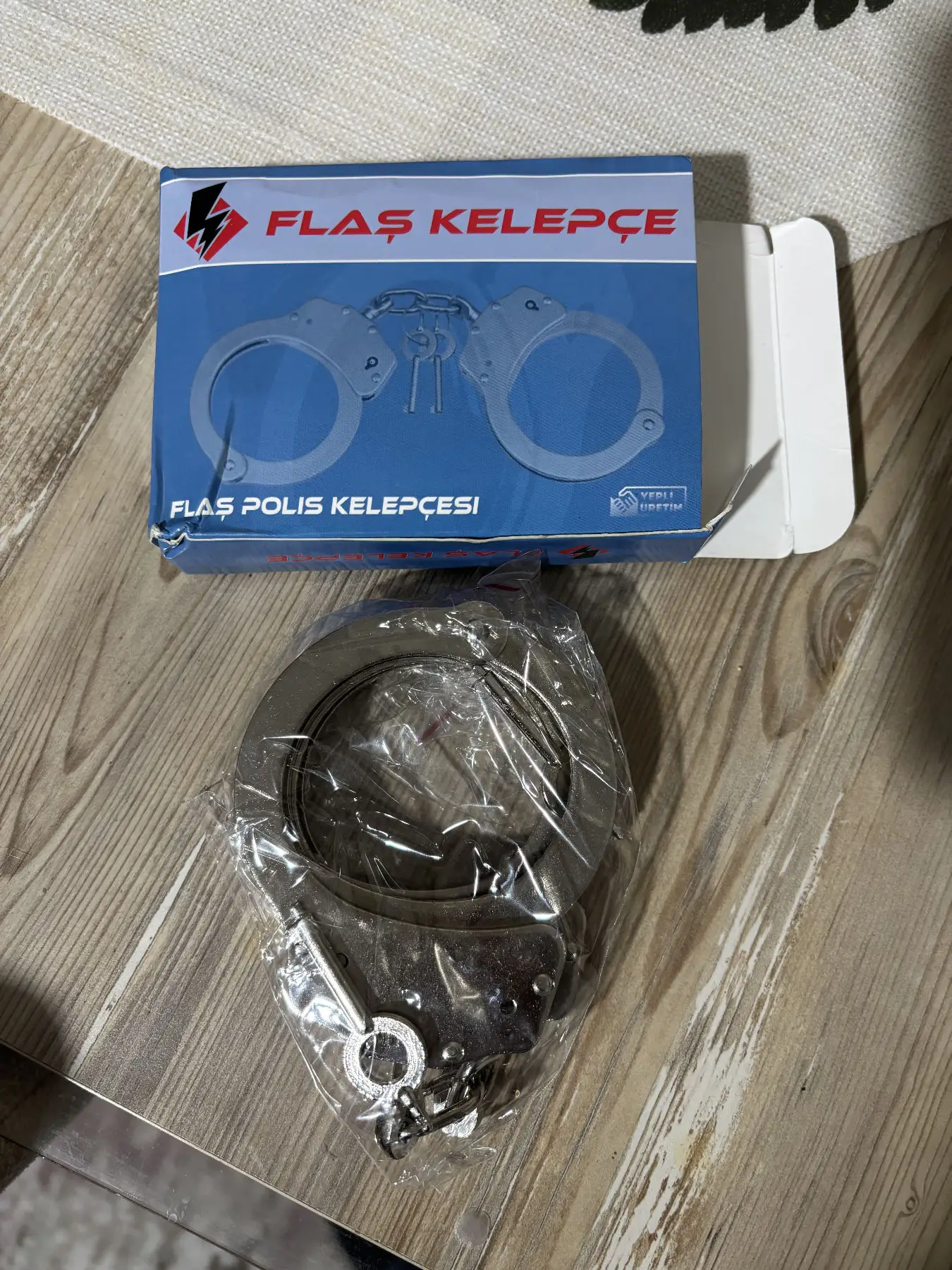 Sıfır kullanılmamış kelepçe